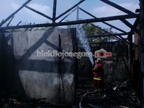 Diduga Konsleting Listrik, Rumah di Kepohbaru Ludes Terbakar